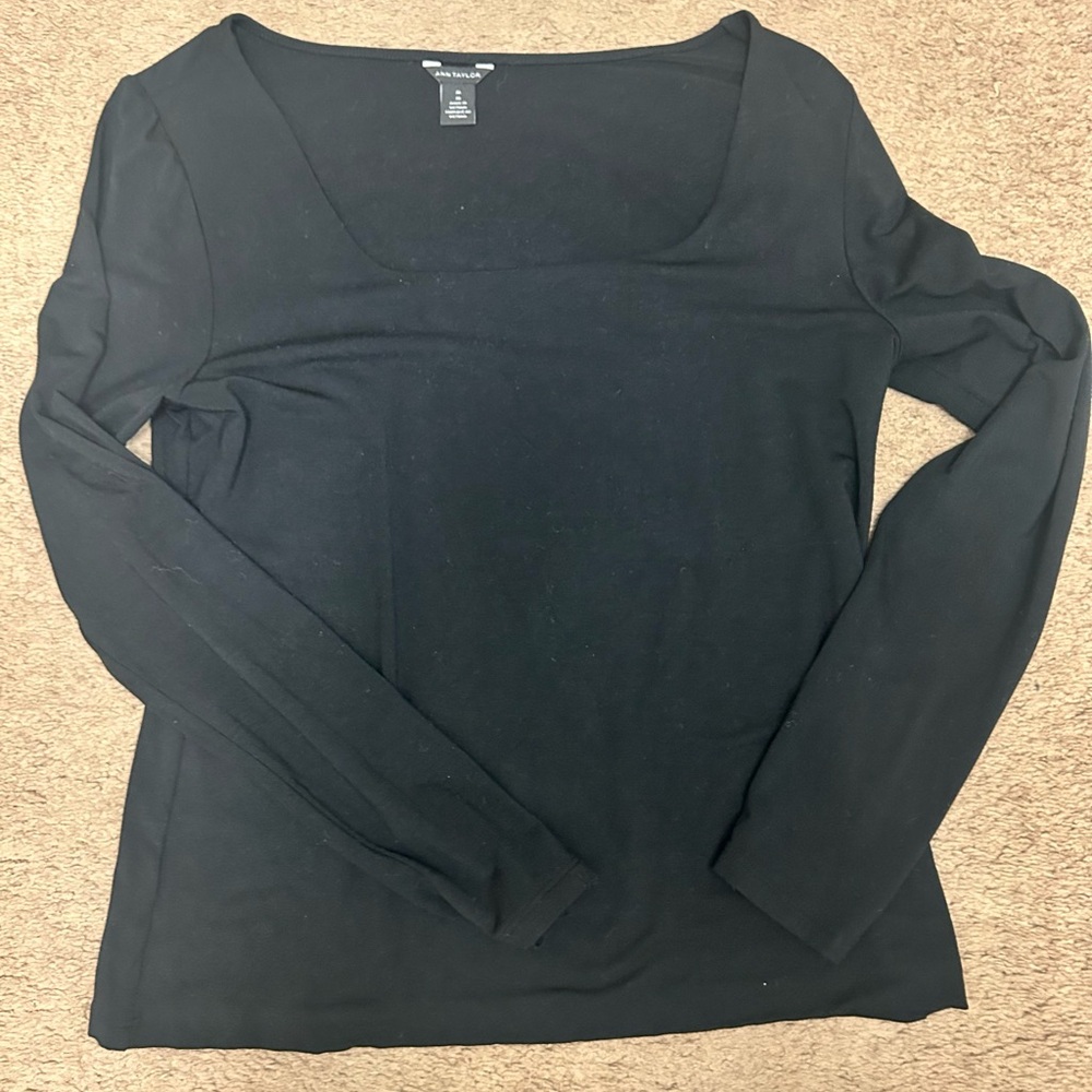 ANN TAYLOR Women's Black Scoop Neck Long Sleeve Top. Size Medium